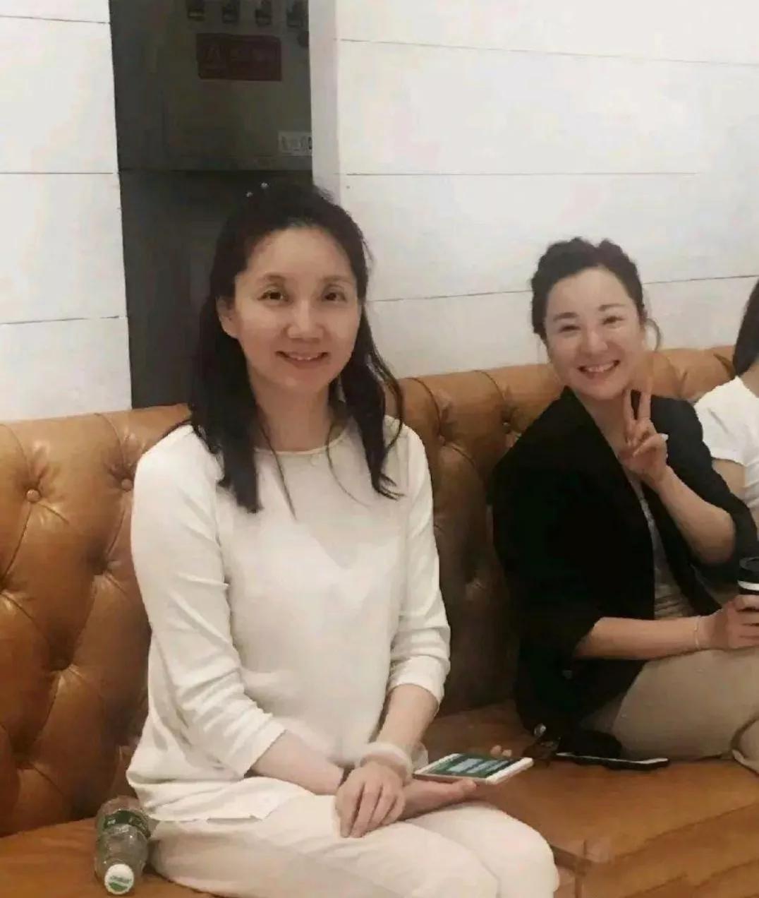 这真是美人胚子🤣，61岁的李修平，笑容温婉，气质脱俗，温柔漂亮，多好看
不显老