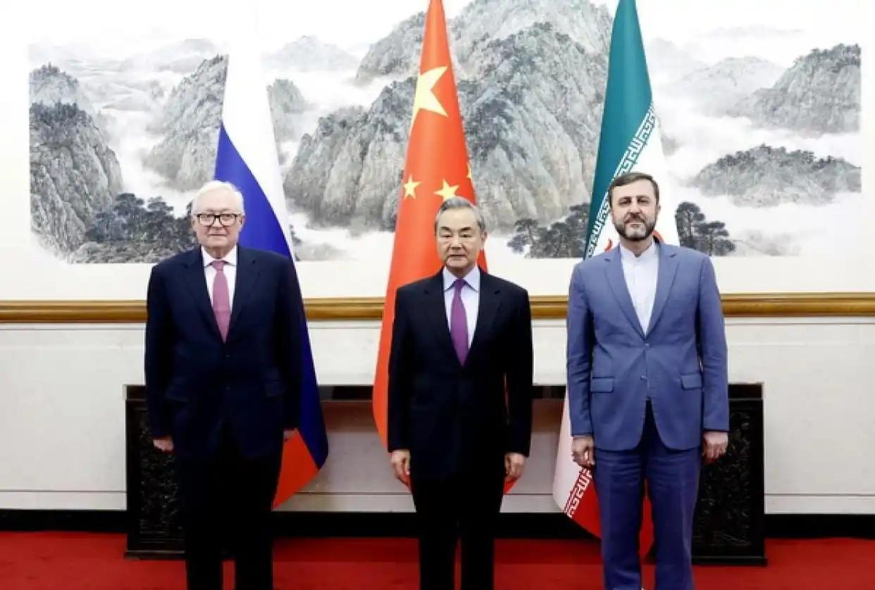 “第一面白旗”举起，俄罗斯终于看清，关键时刻谁才是真朋友。西方国家不断加码制裁，