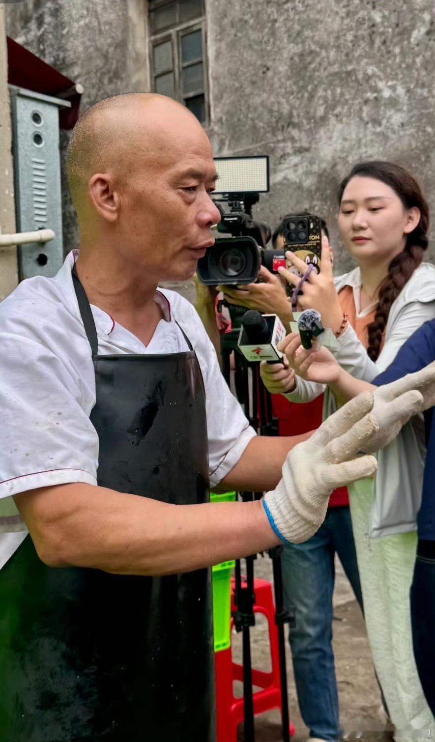 莫氏鸡煲老板还剩40万债务莫氏鸡煲老板坦言还剩40万债务，看着真挺让人揪心的。这