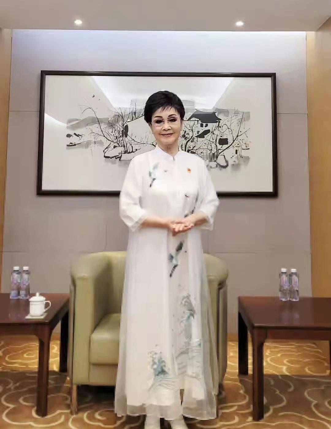 李谷一连续3年缺席春晚李谷一老师再度缺席春晚。还是和之前一样，是身体原因。李谷一