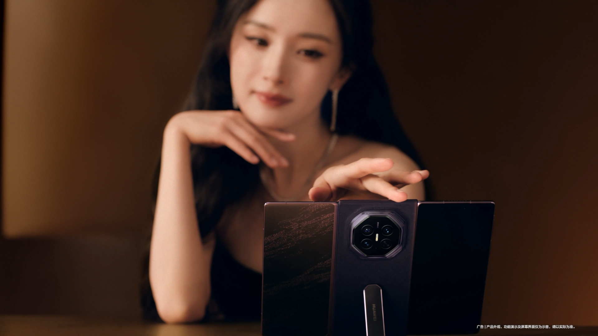 杨幂运算的公式法则数码开箱还能这么玩！杨幂这支短片真的脑洞在线。舍弃繁琐讲解，依
