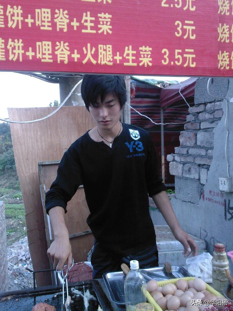 “烧饼帅哥”当年这颜值，在娱乐圈排也应该排前的。

而且，这是他的素颜照片；有些