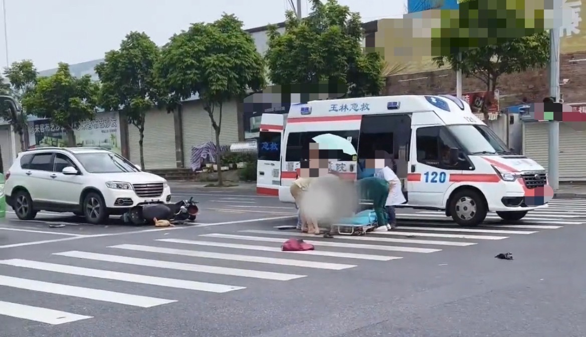 6月19日，网友反映：玉林新民大南路口suv撞电车有人被送医。电动车倒在suv轿