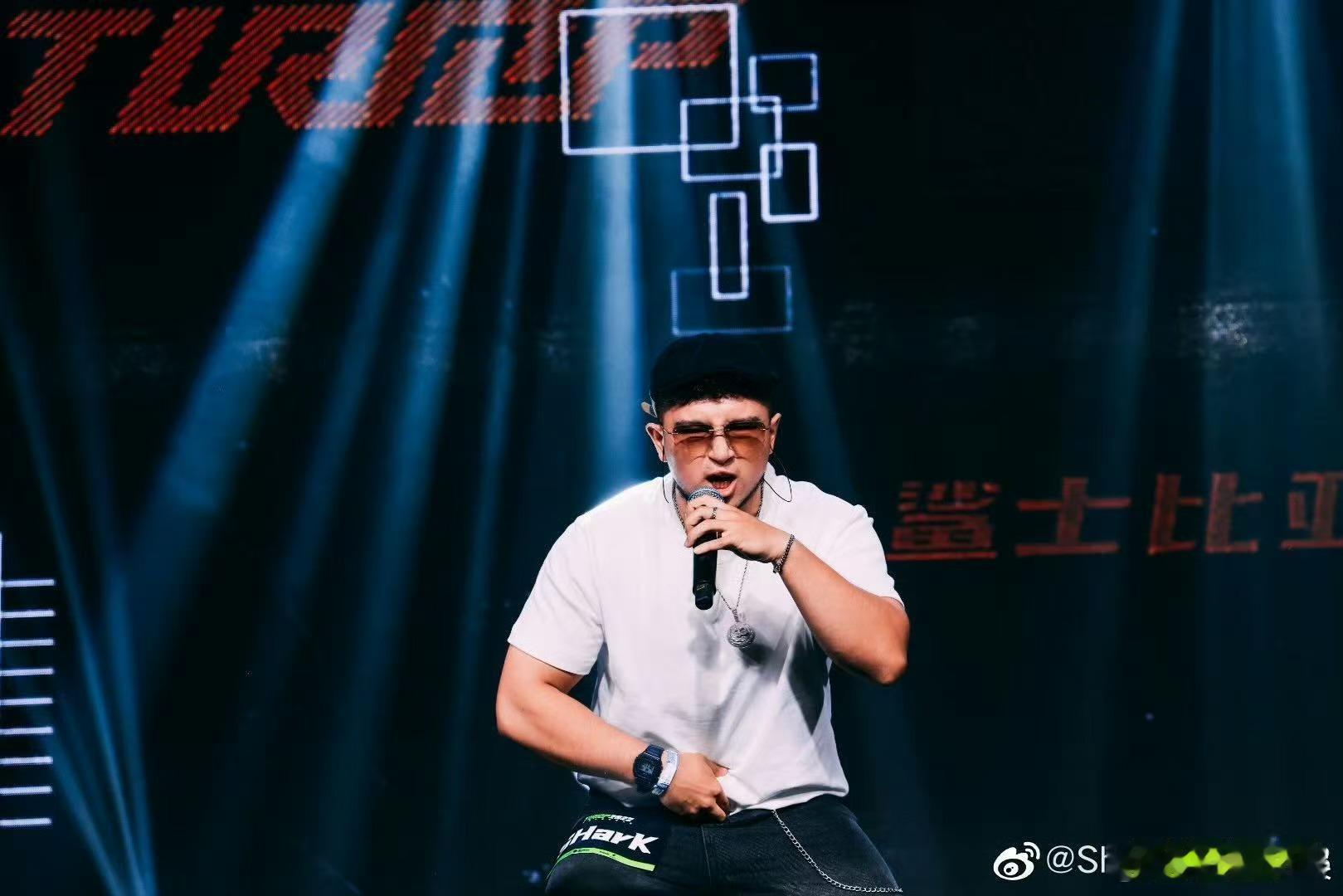 新说唱舞台迎来第二位 “多面体”，SHarK 的发型和李佳隆之前的造型意外相似。