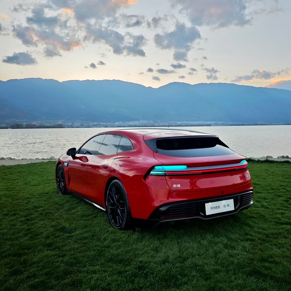 启境GT7的小蓝灯，数量不少呀我感觉晚上开一定会很酷炫！ 