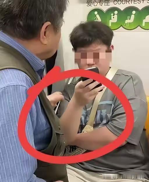 你们以为上海地铁八十三岁老人拖拽小伙要求让座，他仅仅是为了一个座位吗？其实根本不