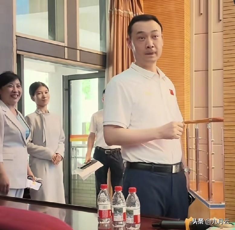 西外的校长在演讲开始前，特意说：宇辉对学校情深义重，一个月前联系后，董宇辉把这件