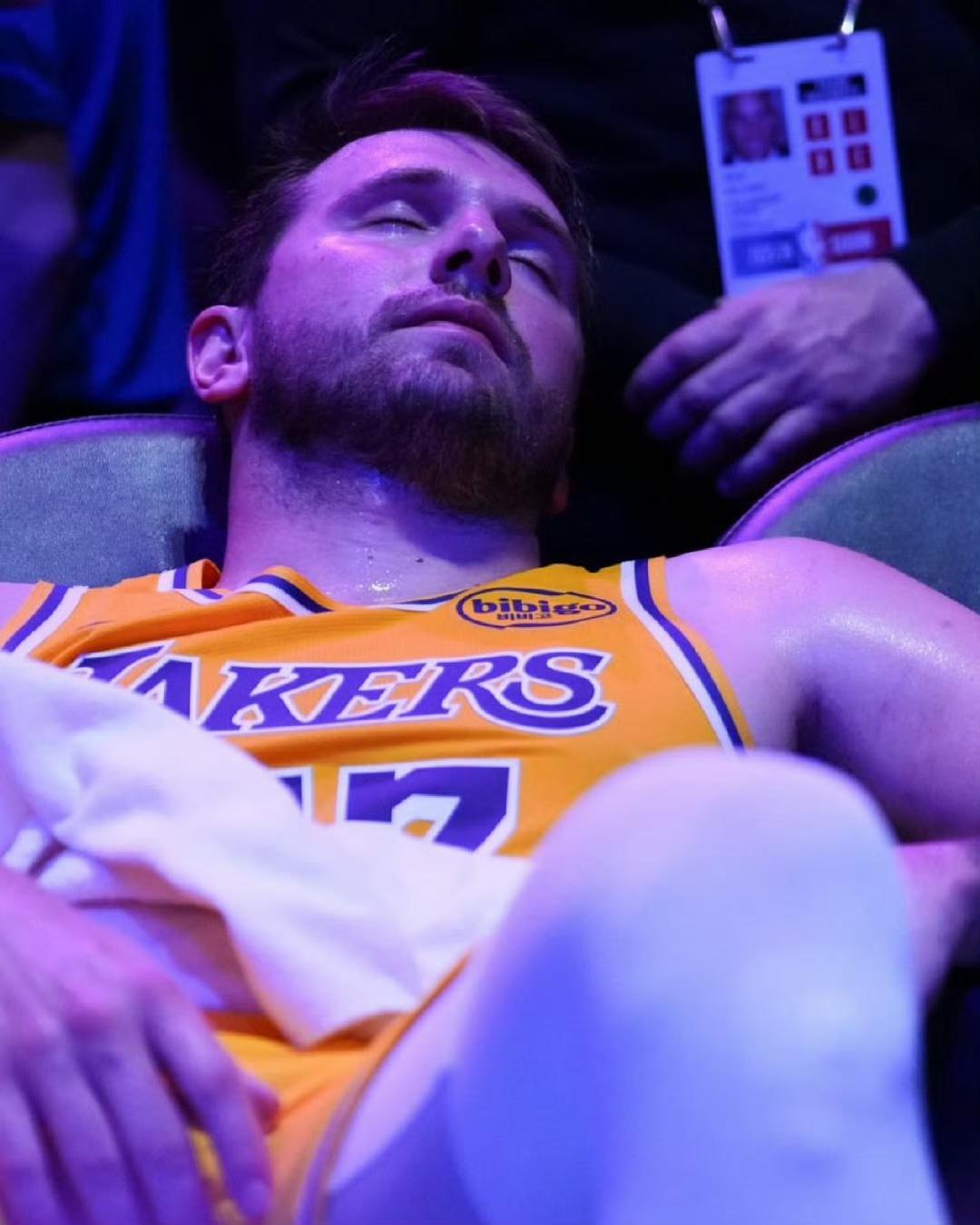 湖人老大，东契奇两天辗转两座城市，
打了76分钟，
投了55次篮，
罚了33个球