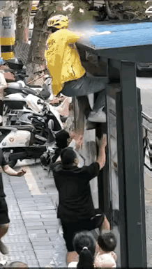 湖北宣恩，外卖小哥送餐途中，看到一个5岁男童从6楼掉落，“砰”的一声掉在公交站的