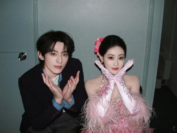 陈昊宇祝绪丹你俩有点暧昧了祝绪丹赖伟明这样的萌神有两个 微博之夜果然是社交大厅！