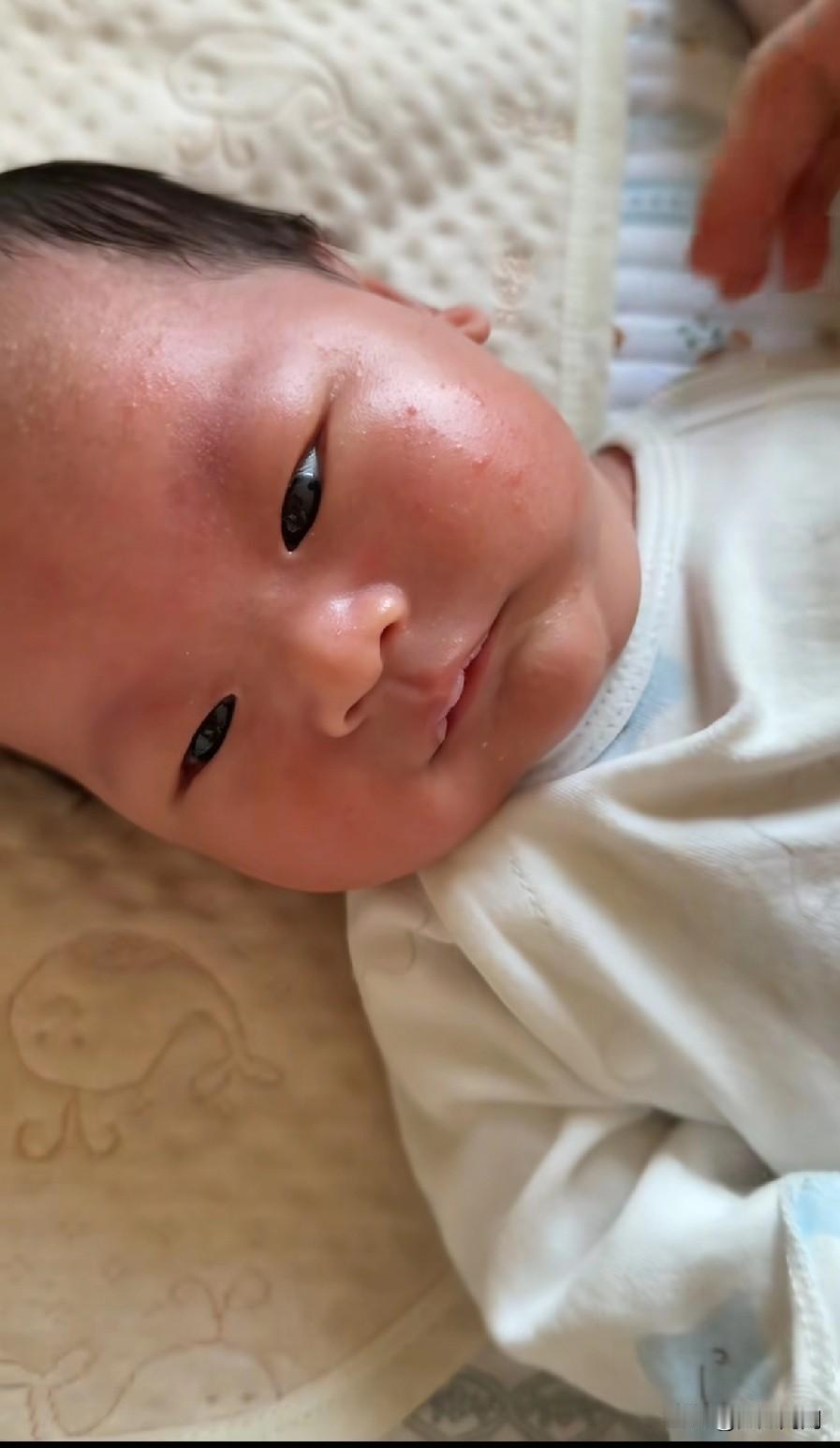 女子花2万请的金牌月嫂，不让给娃穿袜子和裤子，说他不冷，女子觉得心疼偷偷给娃盖一