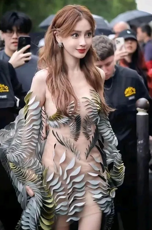 杨颖虽经历婚姻与事业的波折，但她展现坚强心态。即使遭遇困难，依旧保持年轻漂亮，展