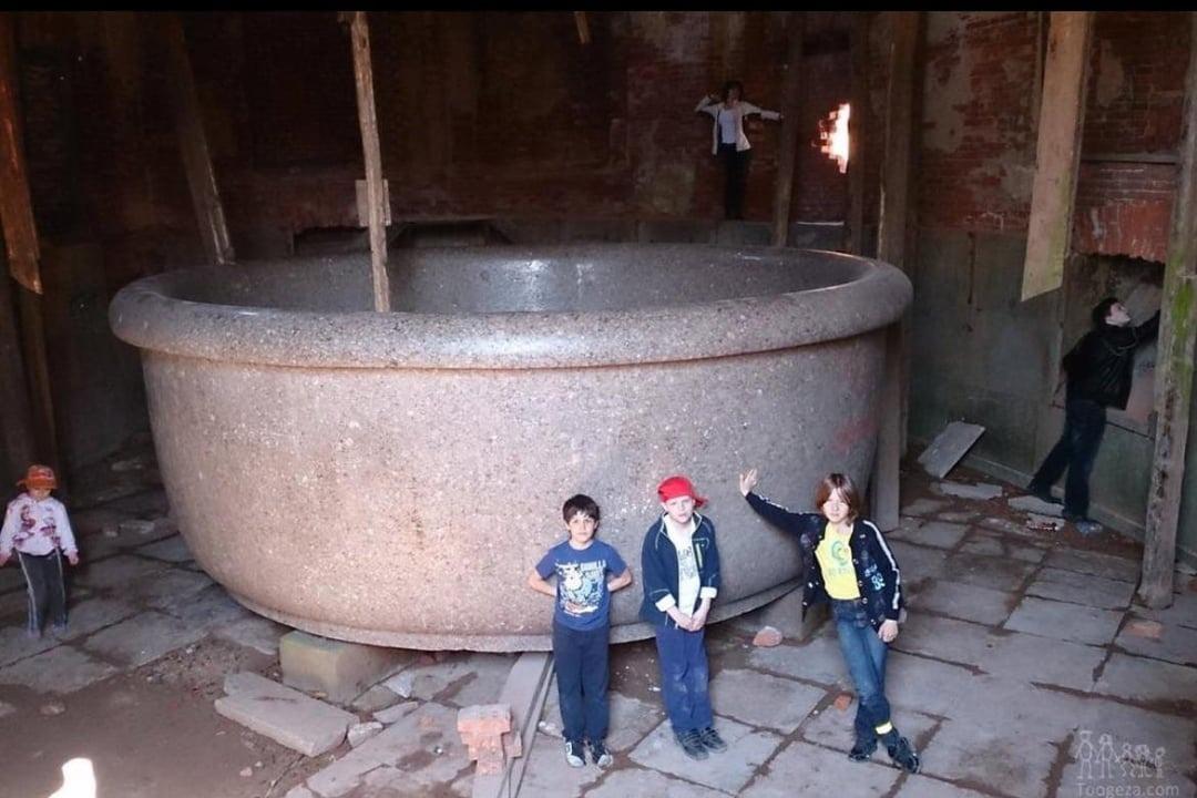 沙皇亚历山大一世的定制浴缸，尺寸大到离谱…

它位于圣彼得堡市巴波洛沃宫，目前已