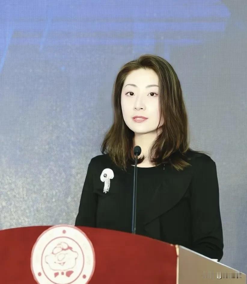 我觉得宗馥莉应该出来讲脱口秀，绝对秒杀所有现在活着的脱口秀演员，因为她可讲的内容