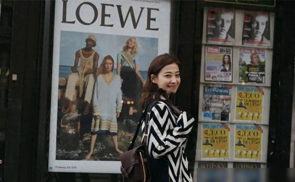 48岁梅婷比28岁时更时髦，在国外穿黑白波纹大衣，高级感无敌了 ​​​