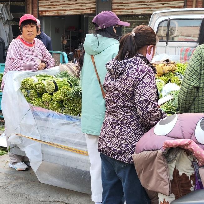 趁着学佛老公两地分居，我在家偷偷吃这个东西……

今天的晚饭，炒蒜苔配米饭，太香