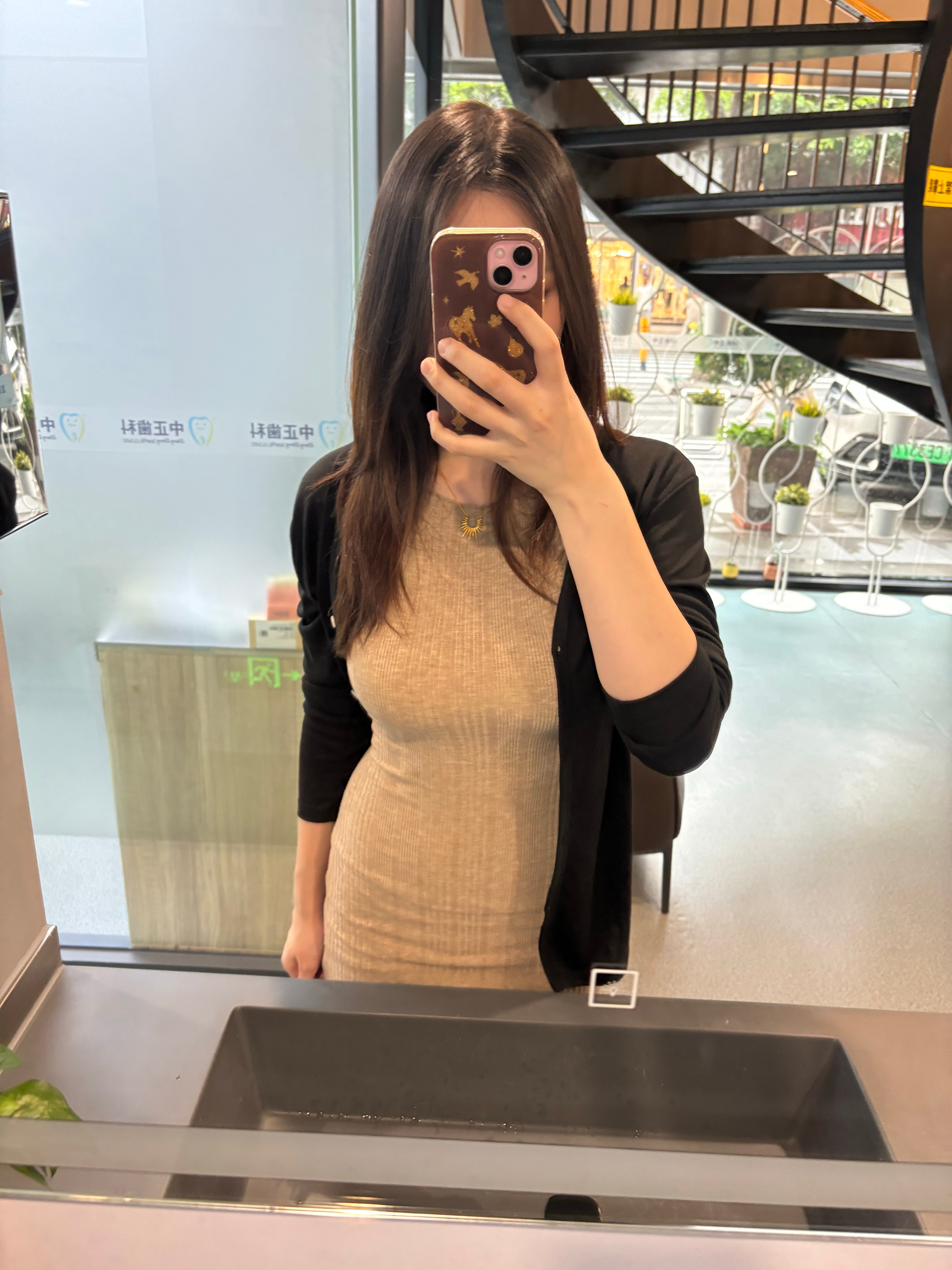 发型真的好重要，哪怕只是剪短一点。图1是我随便找的店剪的，发尾像被刀砍了一样！巨