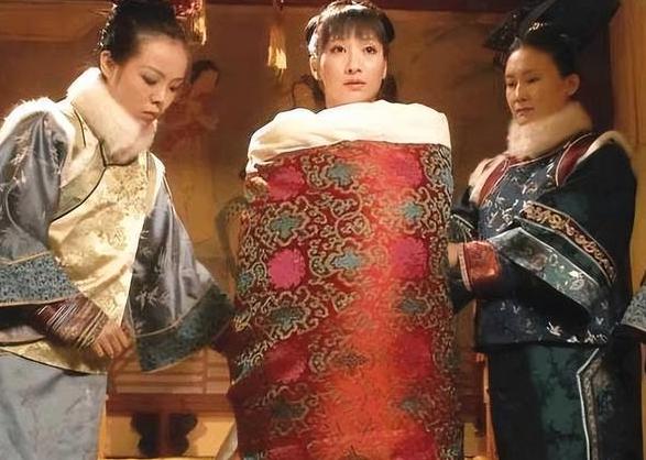 清朝宫里有个挺有意思的现象，被皇帝召幸过的妃子，第二天出门走路总要有宫女搀着，看