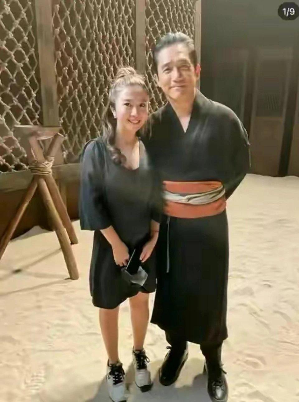 一位网友在日本游玩，碰见一个貌似梁朝伟的人。
穿着日本和服。

大家看这位是梁朝