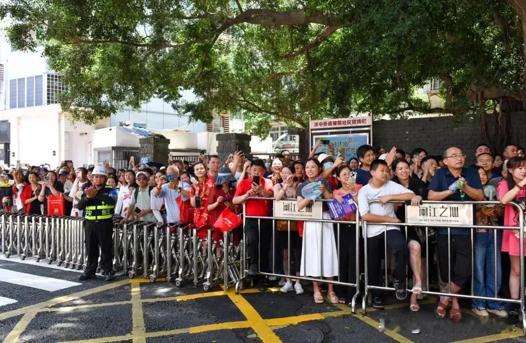 人生感悟（126）：《考场内外》

借友友“启会书单”一方宝地，写一首小诗。
