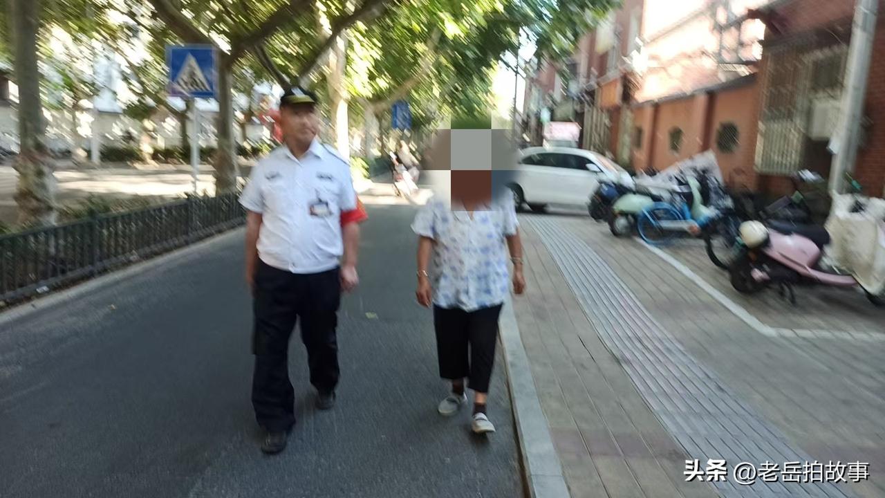 73岁老太太四点出来晨练迷失方向，一下子走了十多里，幸亏遇到了巡防员！
2026