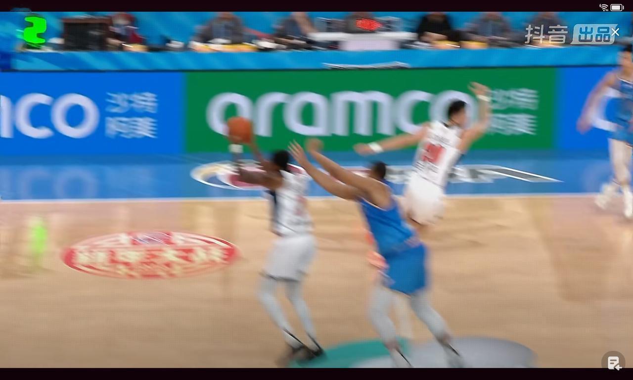 赵睿领先就嘚瑟，被胡明轩徐杰包夹，传球被断造犯规被无视

广东只是开局不利，但萨