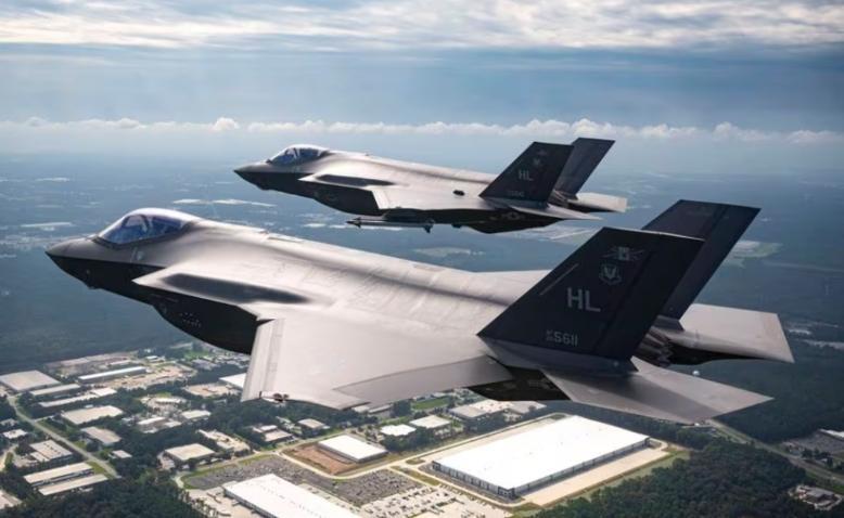 洛克希德·马丁股价突然跳水，靠的不是战场上的导弹，而是特朗普的一顿“炮轰”。
美