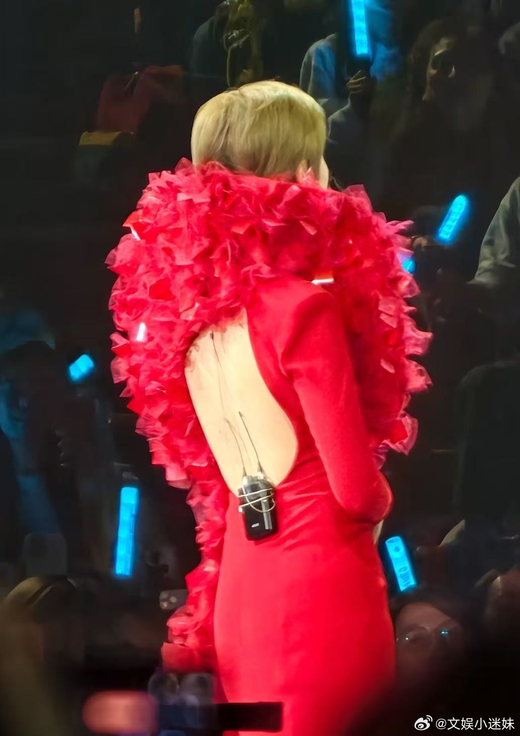 李宇春裸背红裙 红裙摇曳，裸背惊艳！李宇春这状态也太好了吧，优雅大气，气场全开。