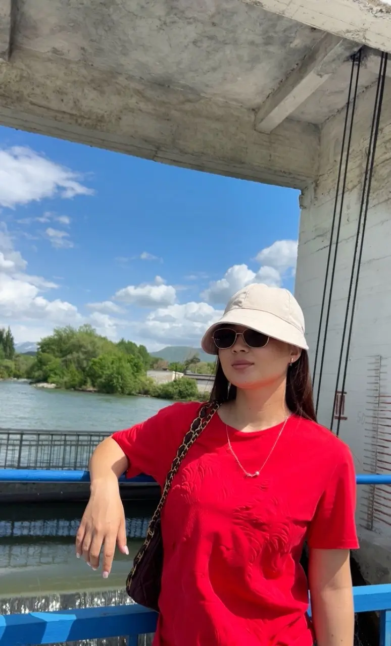 有时候往天上看 和小时候没什么区别 还是蓝蓝的～