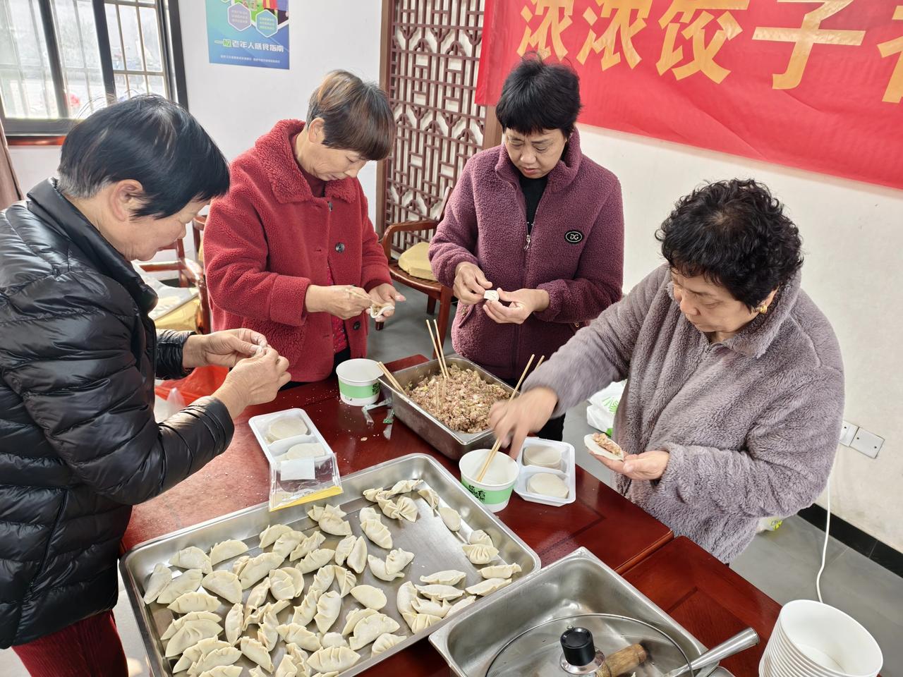 兰州东岗吕济华宣民乐社区​
联合开展冬至节暖意浓活动    

记者王志俭（穿石