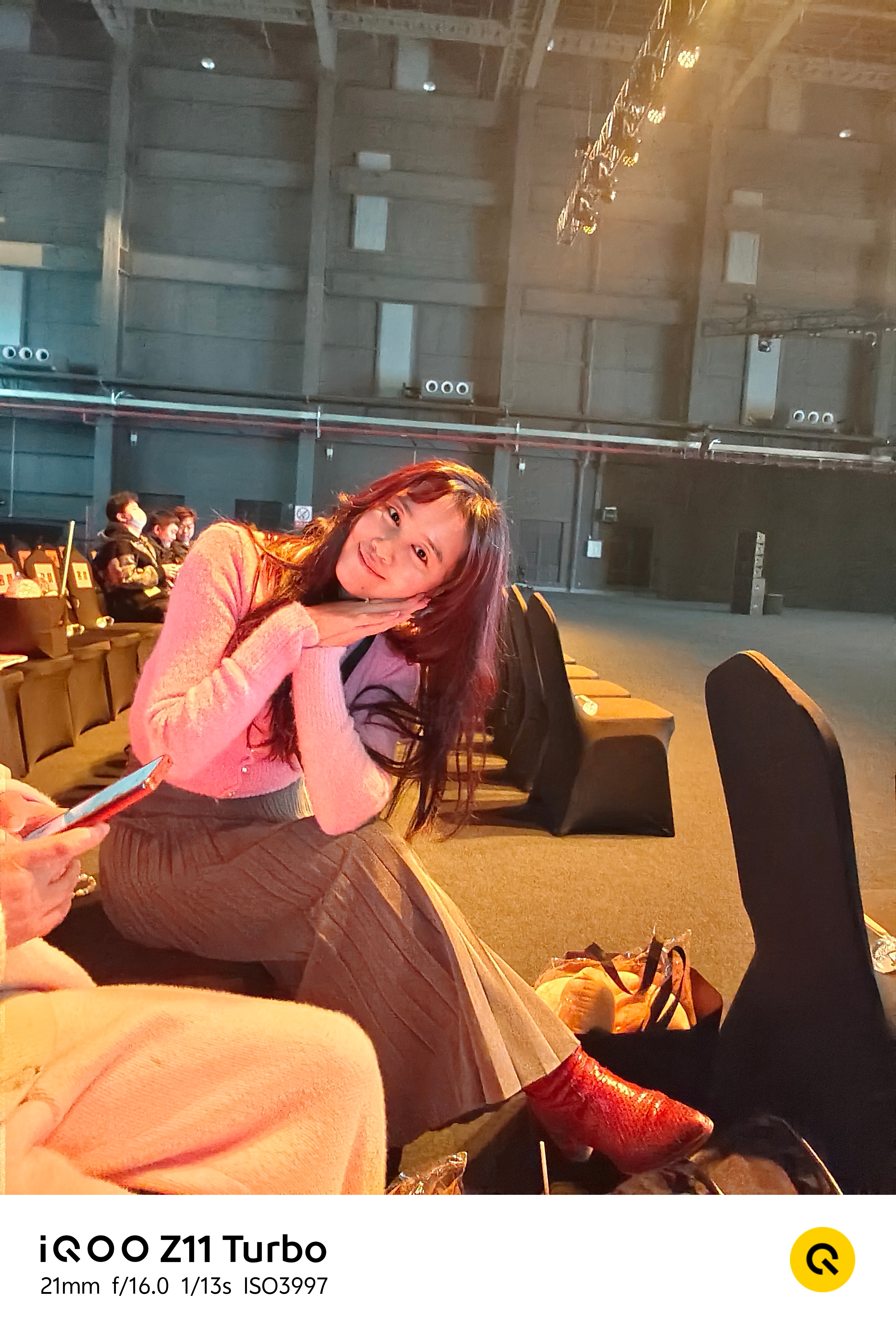 这手机拍照太好了，刚才我们四个女孩一起合影就感觉每一个女生都拍的很好，细节上我刚