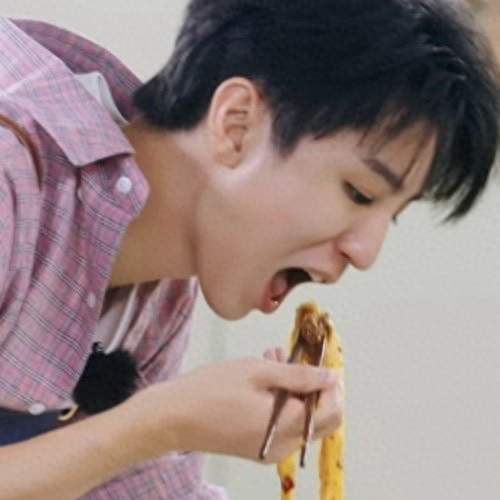 王俊凯饿到吃客人剩饭？手都抖了，这档综艺把人榨成了什么样