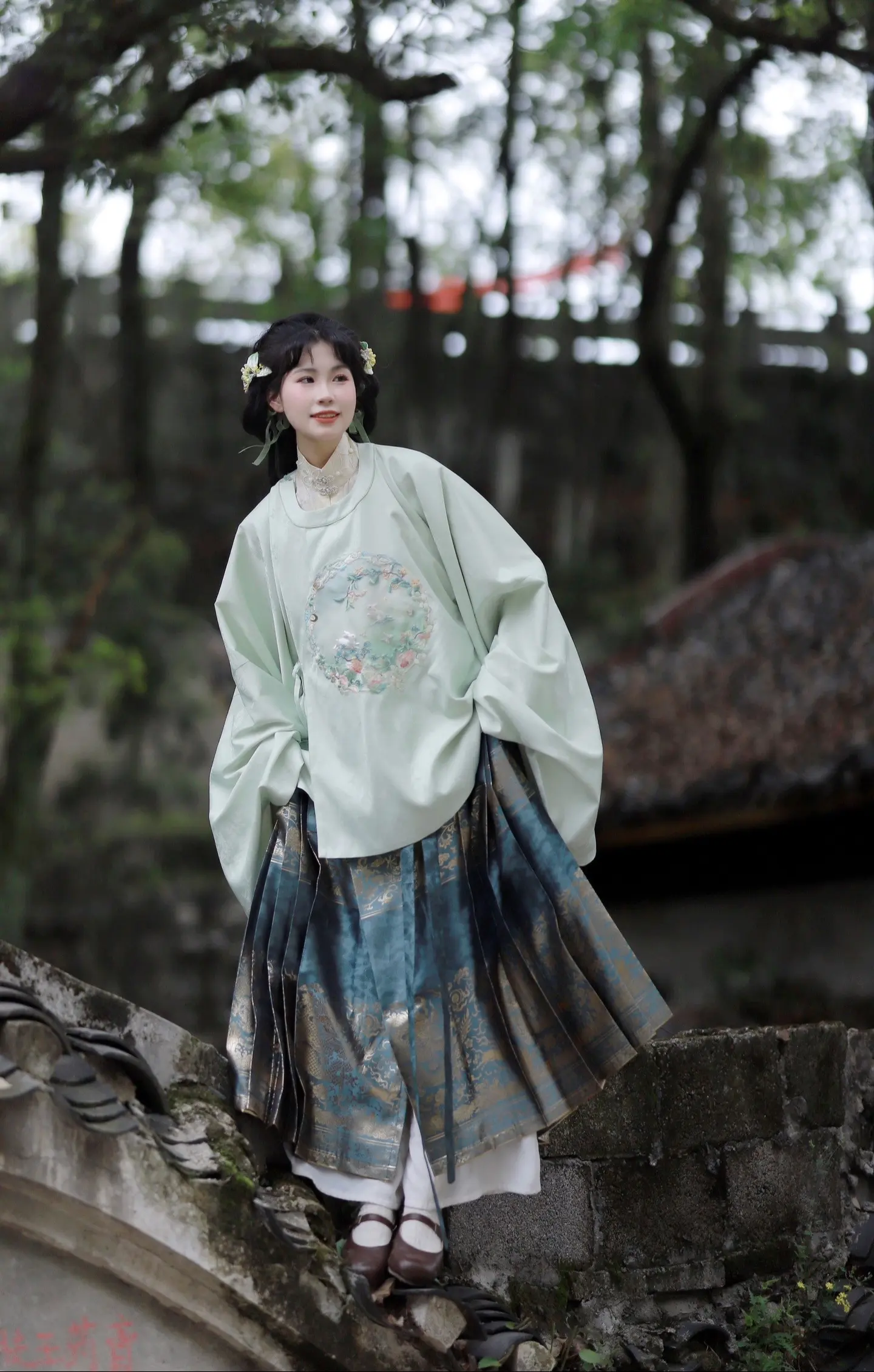 小少爷，踏青去也。