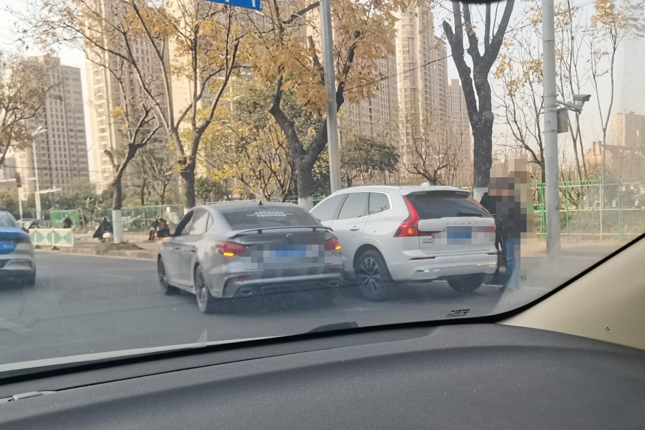 12月美好的一天开始啦~~今天早上的上班路程真是历尽艰辛~

特意提前出门，结果