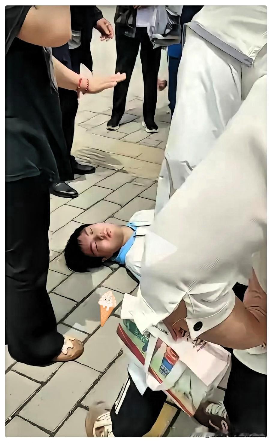 图个啥？
6月9日下午，一名高考生考完最后一科，在校门口翻了个跟头，目前也不知道