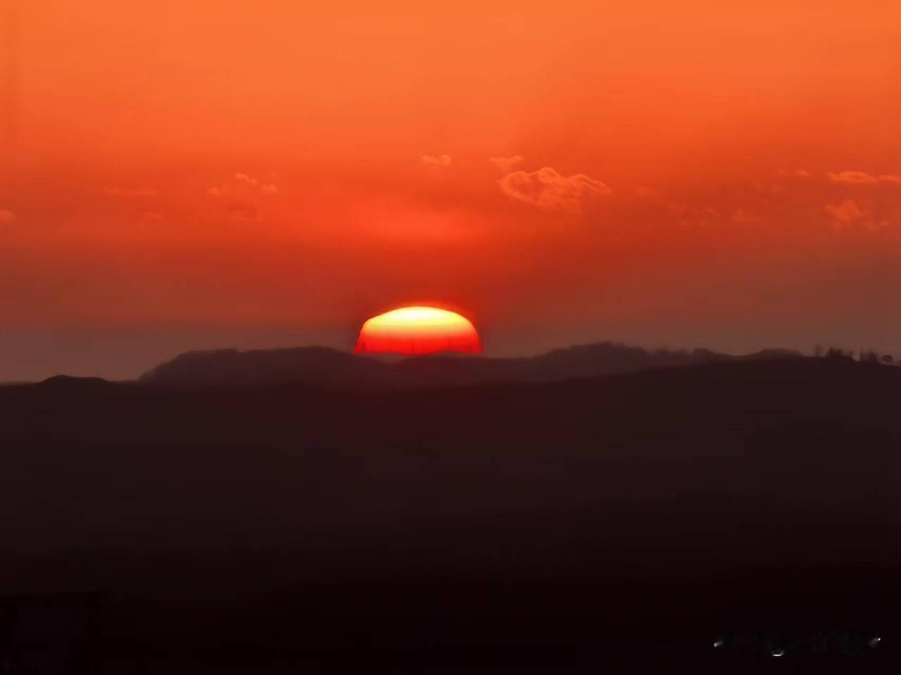 只有在关山老爷岭上才能欣赏到如此美丽的落日，还不到下午六点，老爷岭上得天色已经黯