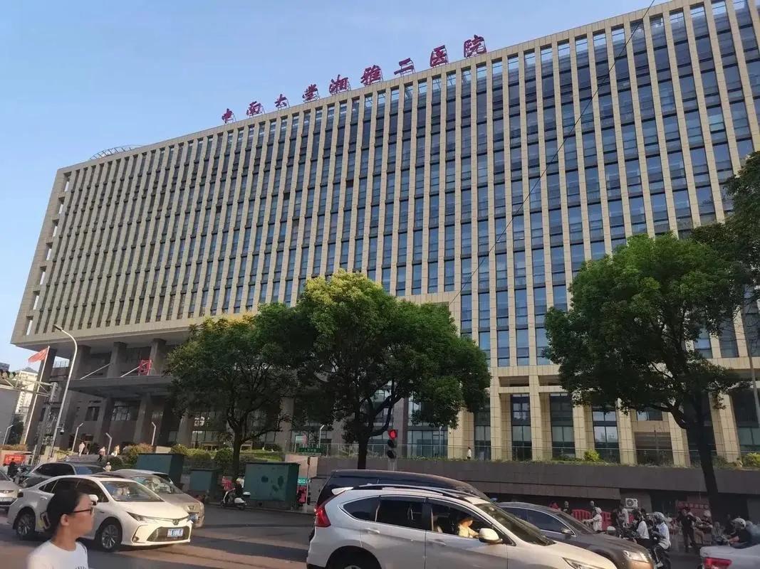 现在不只是众多老百姓和受害者们的心情被刘翔峰影响了，连中南大学湘雅二医院全体成员