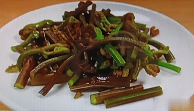 秋冬季节，有样菜再贵也得吃，那就是蒜苗。现在正好大量上市，新鲜得很，捏着都有股清