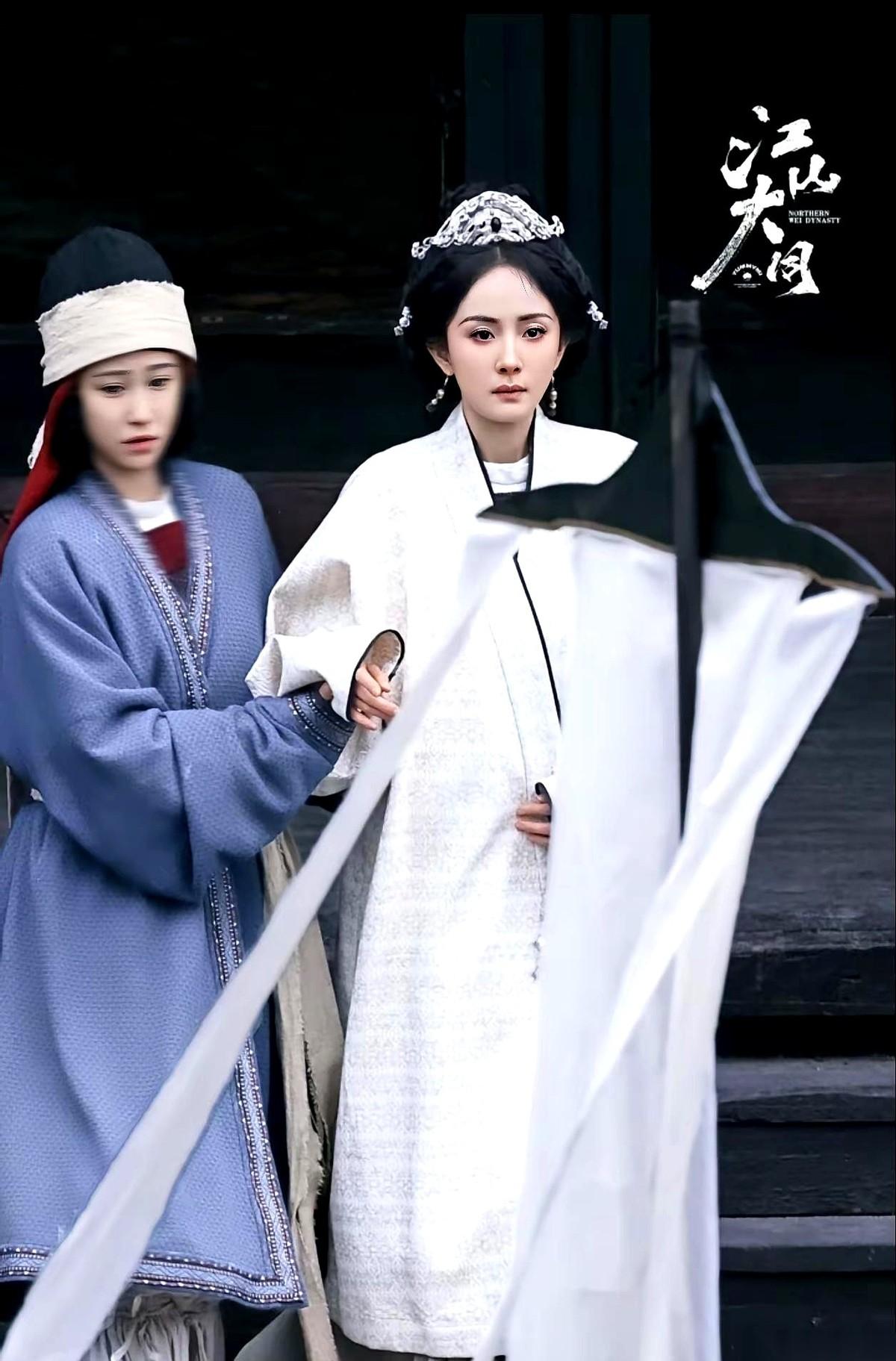 杨幂的新剧上了。
宣发砸下去，热搜铺开，粉丝严阵以待。一切都还是那个熟悉的配方，