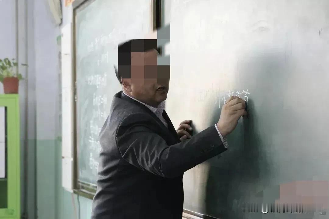 46岁乡镇中学教师实在是熬不下去了，想辞职现实不现实？

有个朋友在乡下中学当老