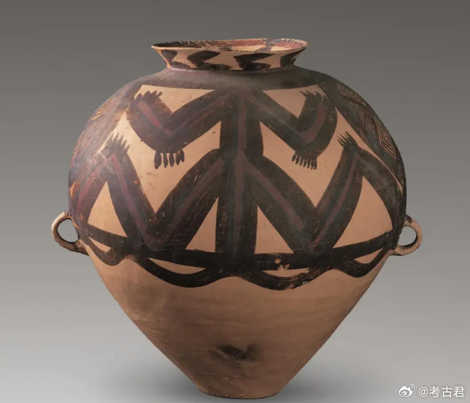 考古文物变体神人纹彩陶瓮 这件变体神人纹彩陶瓮是甘肃马家窑文化马厂类型（距今约4