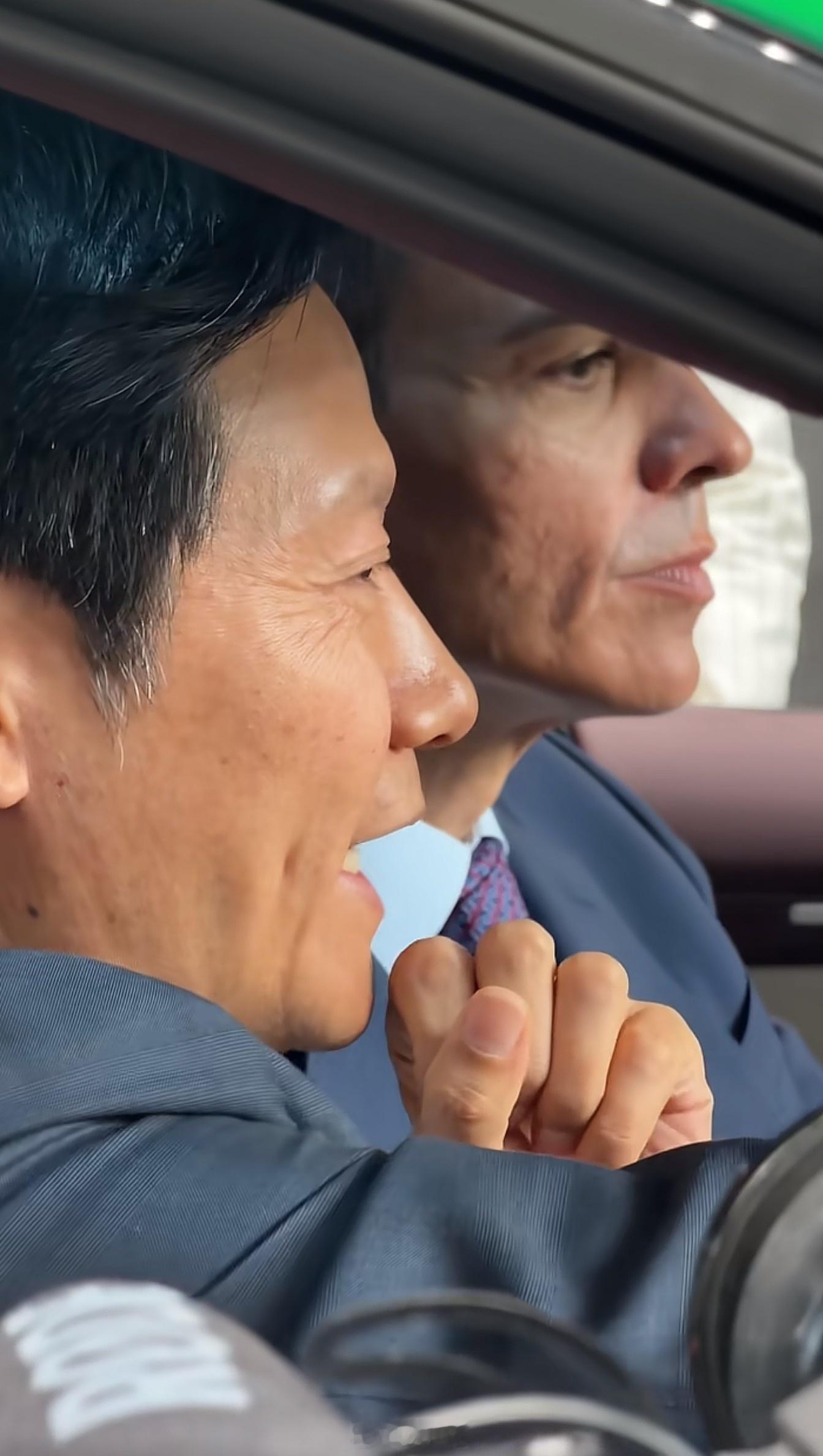 雷军最近挺忙啊，都没时间形象管理，白头发这么多 