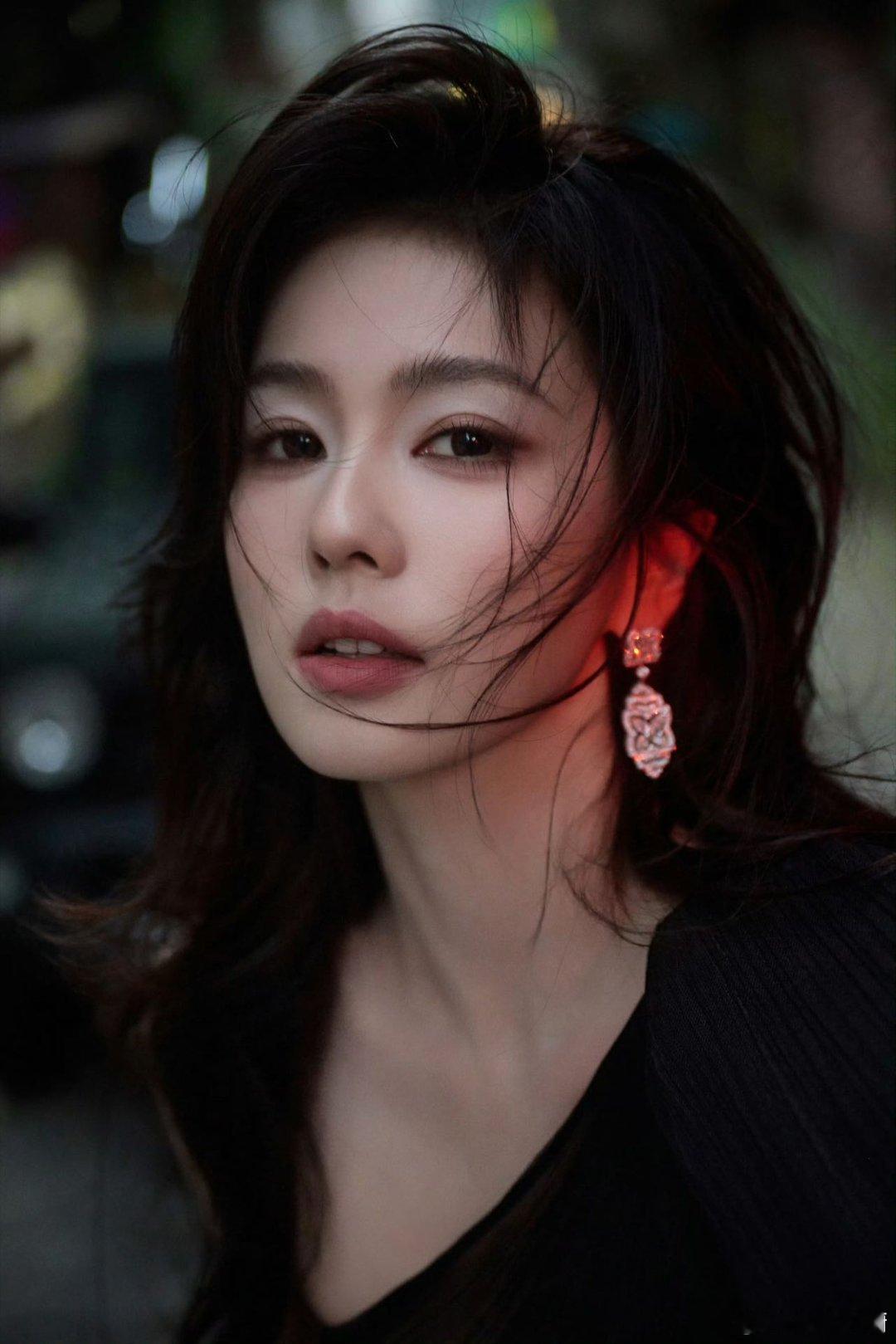 夜幕低垂，霓虹闪烁，一袭黑裙漫步街巷，耳畔是城市的低语。冰淇淋的甜，是夜晚的小确