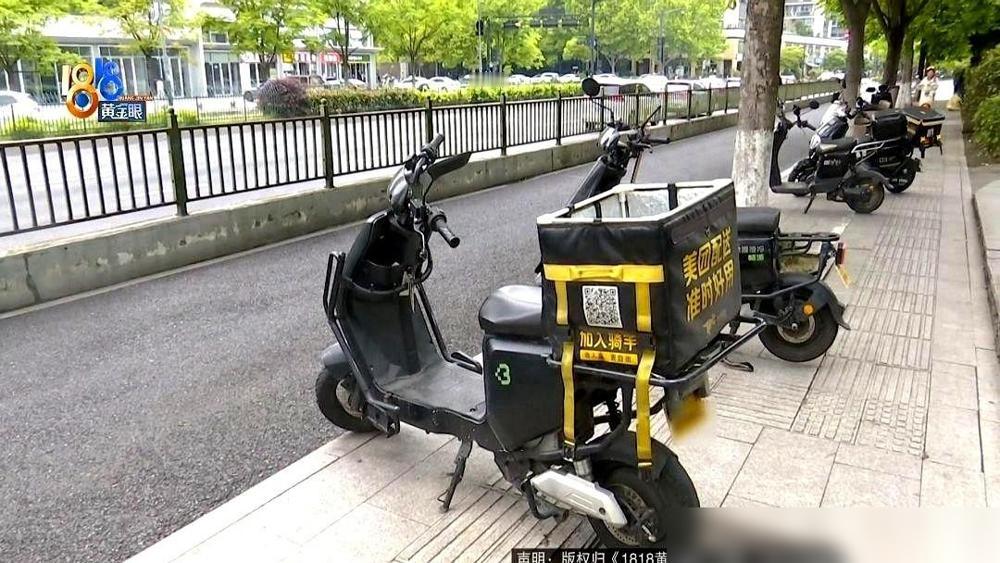 杭州一个外卖师傅，春节愣是没回家，顶着风雪跑单，挣了3500多块的过节奖金。

