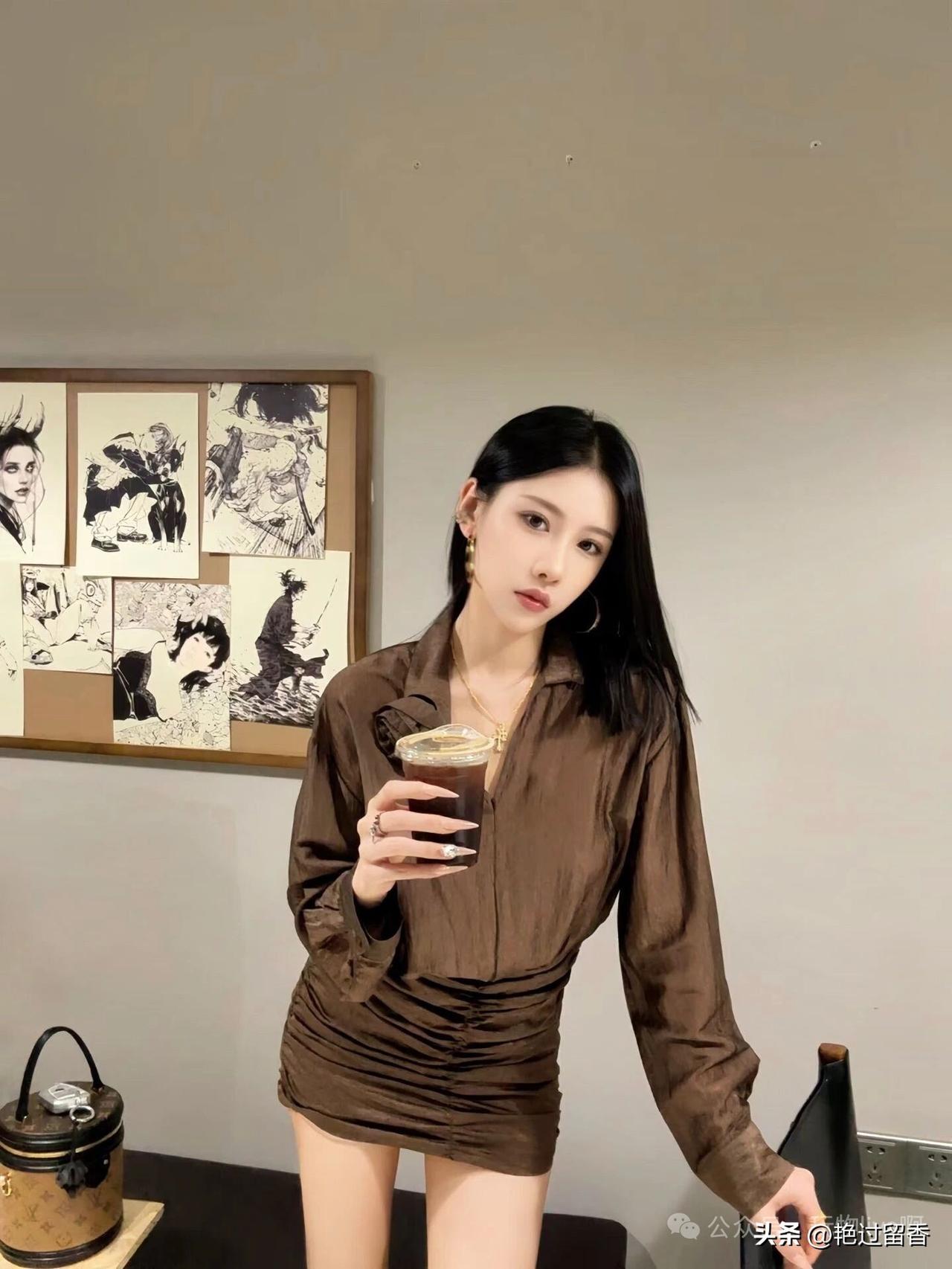 复古风穿搭，咖啡与艺术相伴的慵懒时光。时尚街拍共享