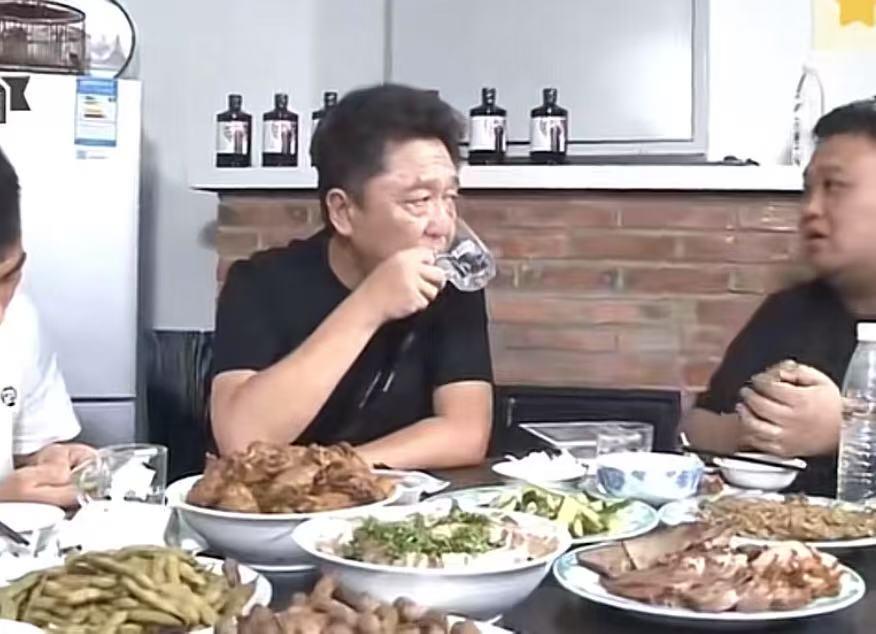 喝酒，抽烟，烫头，是于谦的标签，喝酒更是每顿不能缺！

很多喝酒的人都这样，点一