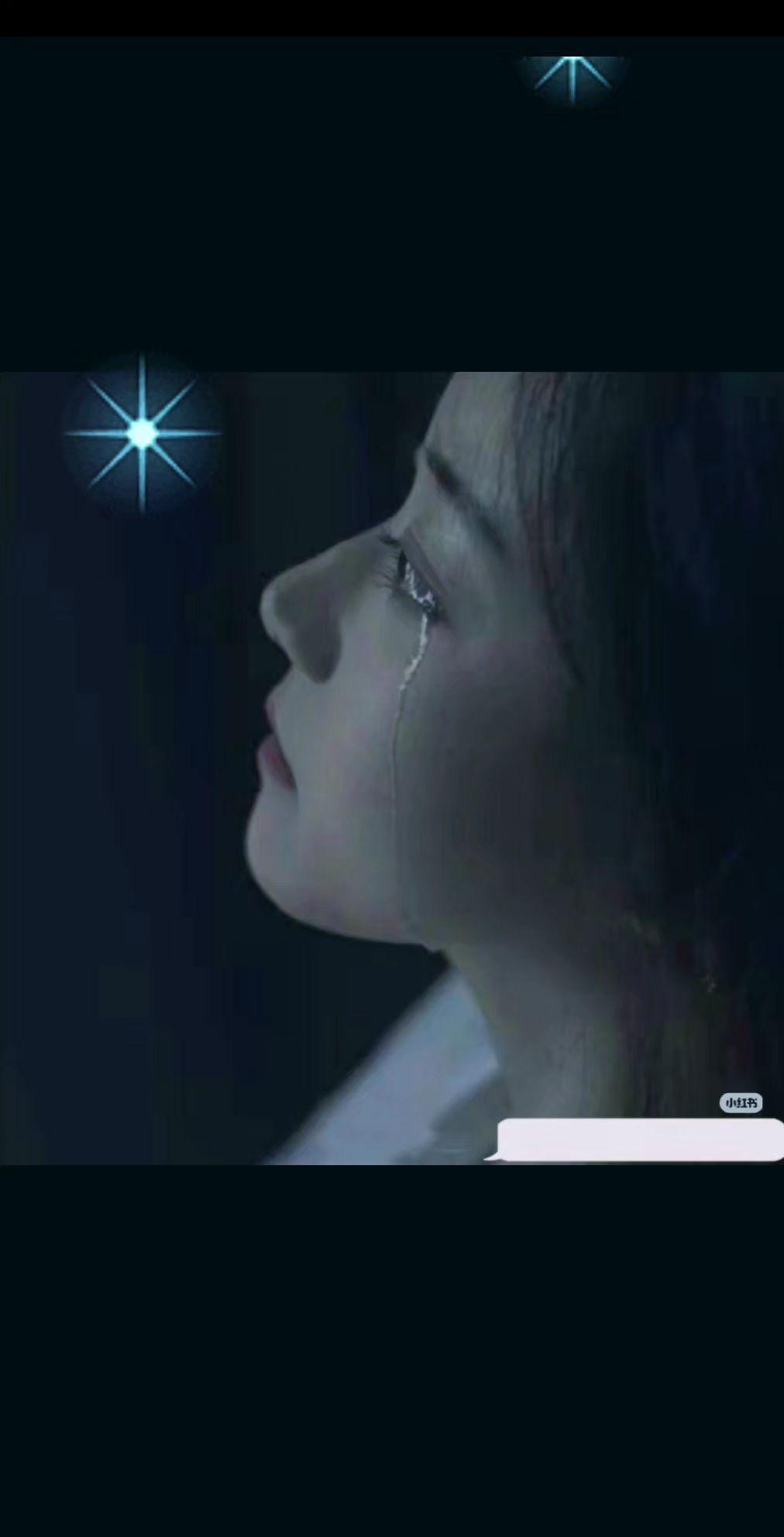 月亮从不熬夜，它只是替失眠的人亮着灯…