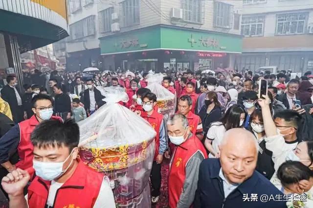 这迎灯过程真是盛大热烈而隆重，反映人们对传统文化有着强烈信念和热情追求！