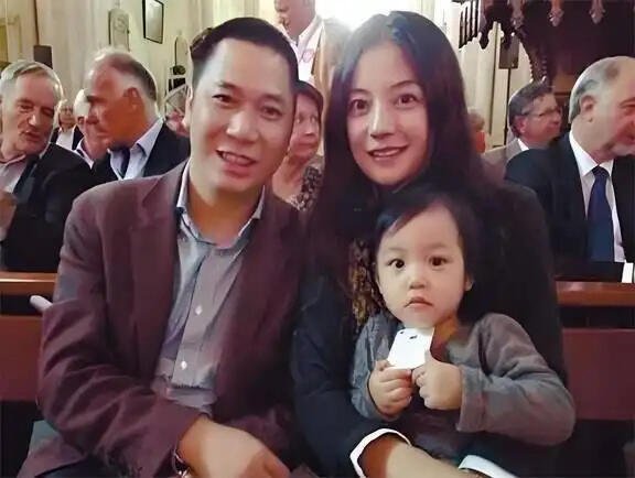 震惊！久未露面，小燕子突然官宣离婚。 