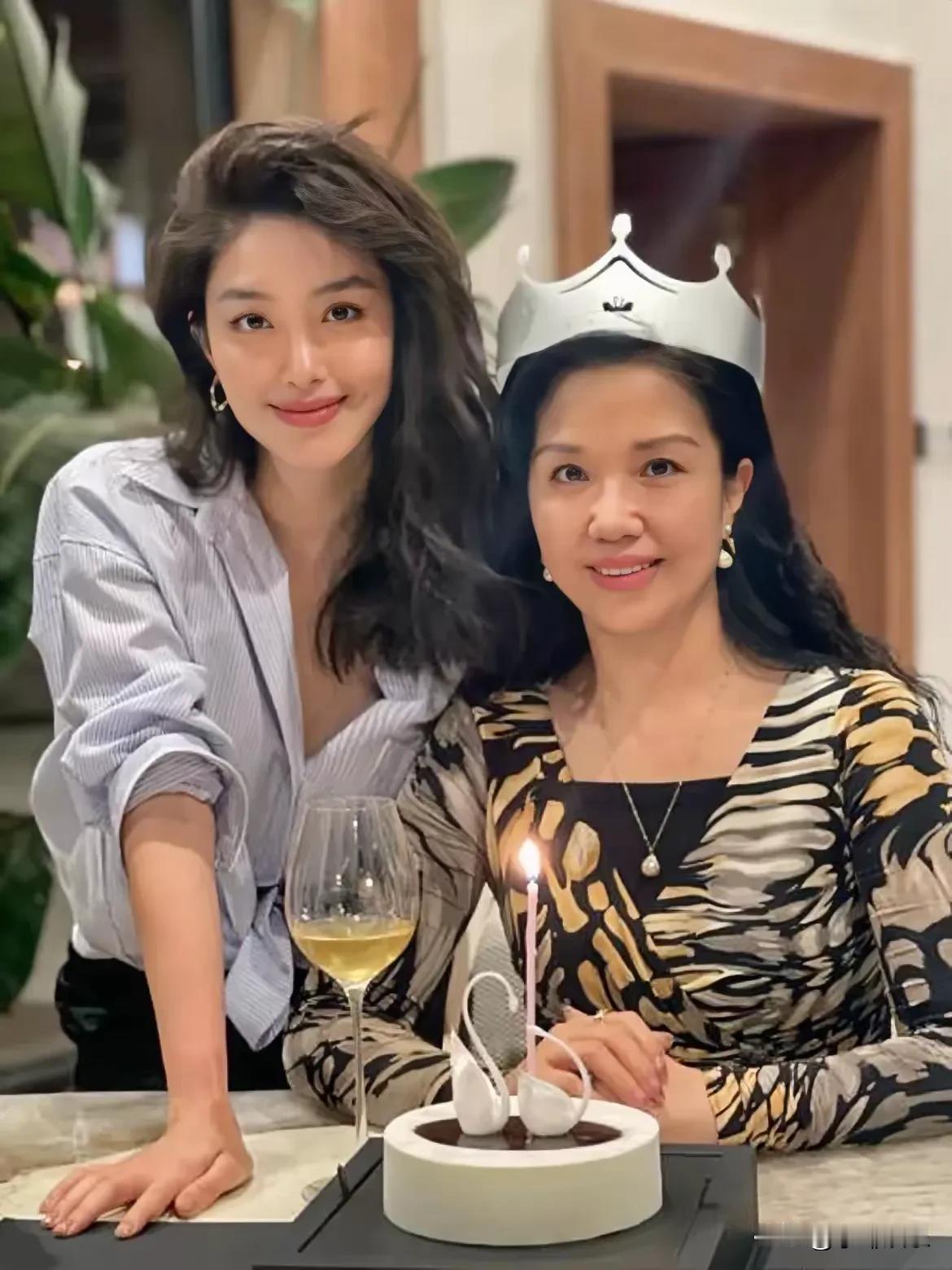 杨采钰比妈妈还要漂亮，
遗传真是个神奇的事情，
她继承了父母的优点，
容貌倾国倾